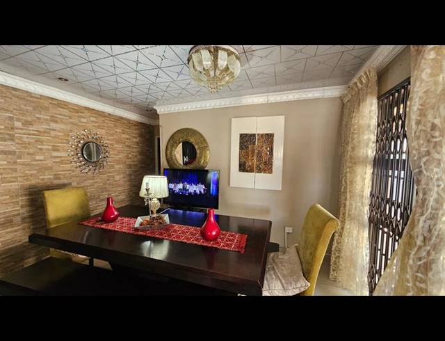 5 BEDROOM HOUSE FOR SALE IN PROTEA GLEN EXT